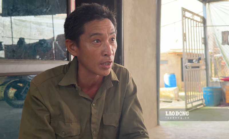 Bí thư thôn Sa Pả Vàng Dỉ Mìn chia sẻ với phóng viên về tác động của mỏ đá đến nhà cửa, đời sống người dân. Ảnh: Đinh Đại