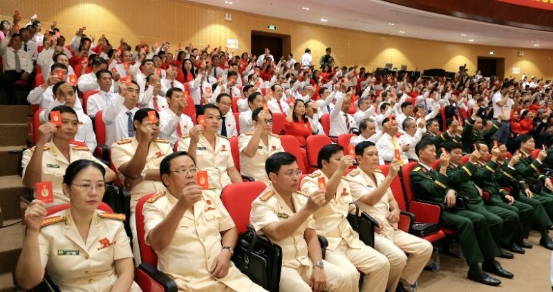 Dai bieu bieu quyet thong qua Nghi quyet Dai hoi. Anh: Hoang Loc