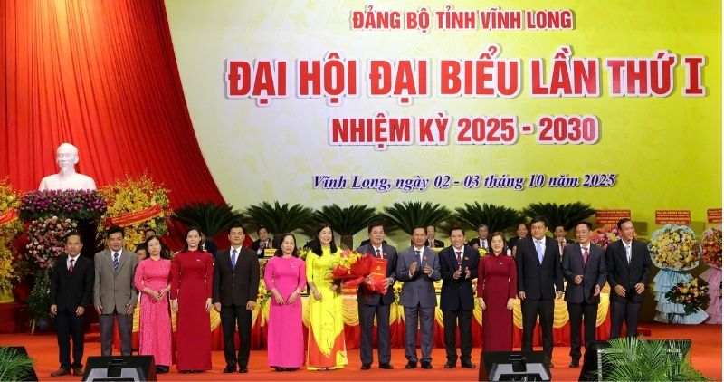 Bo Chinh tri cong bo quyet dinh chi dinh 13 dong chi vao Uy ban Kiem tra Tinh uy Vinh Long. Anh: Hoang Loc