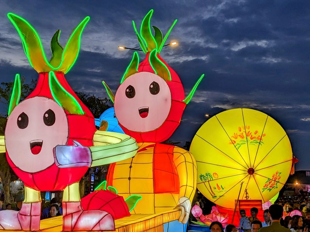 大きなランタンに続いて、数百の小さなランタンが続き、ラムドン州の沿岸区に特別な中間陽性ランプフェスティバルを作成しました。写真：ドゥイ・トゥアン