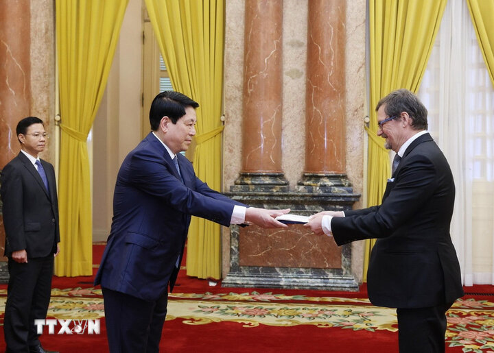 Politburo member and President Luong Cuong received a National address from the Ambassador of the Republic of Finland to Vietnam Pekka voutilainen. Photo: VNA