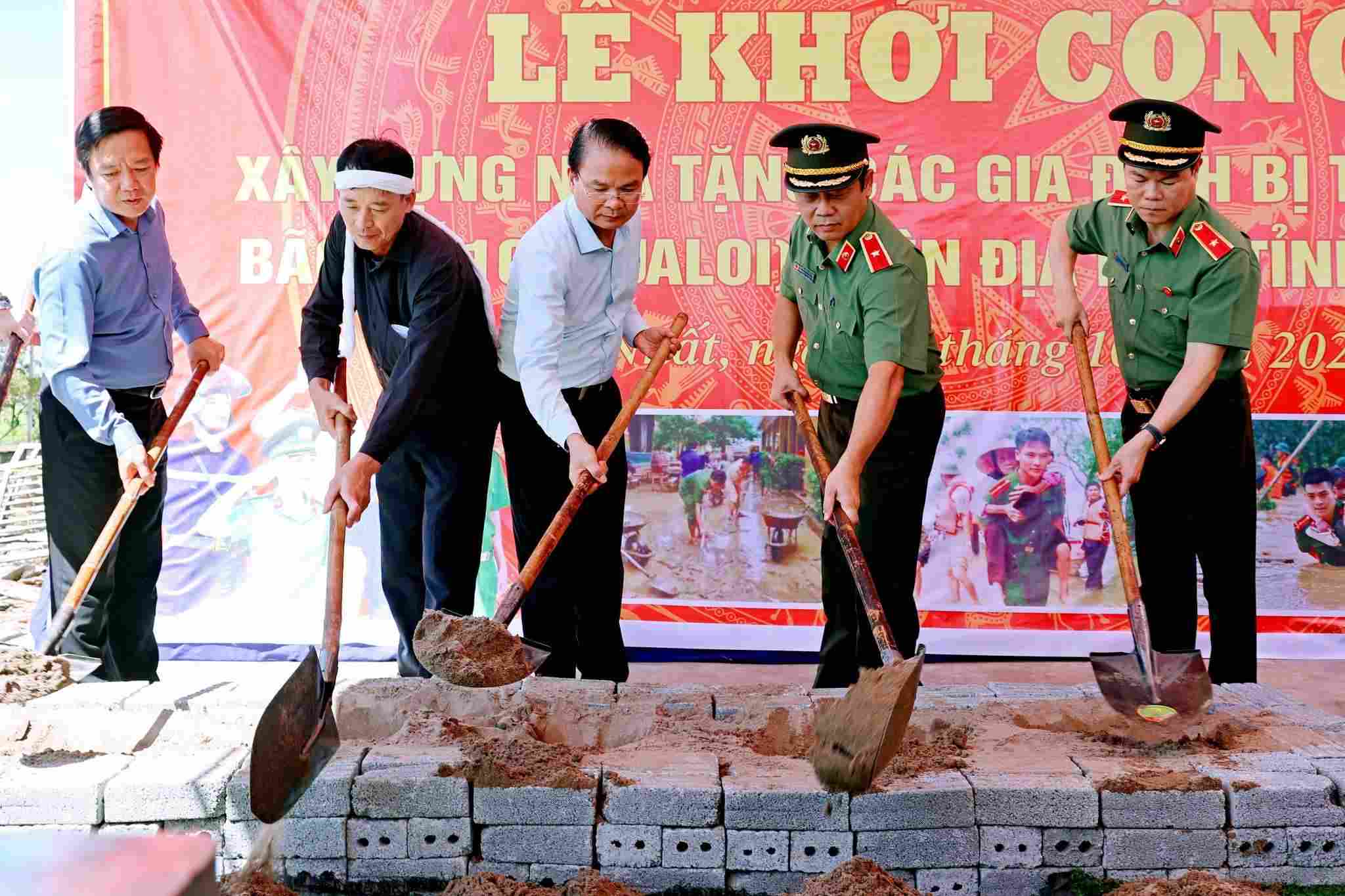 Bo Cong an phoi hop voi tinh Ninh Binh khoi cong xay dung 24 can nha cho cac gia dinh co nha bi do sap do anh huong cua bao so 10. Anh: Nguyen Truong