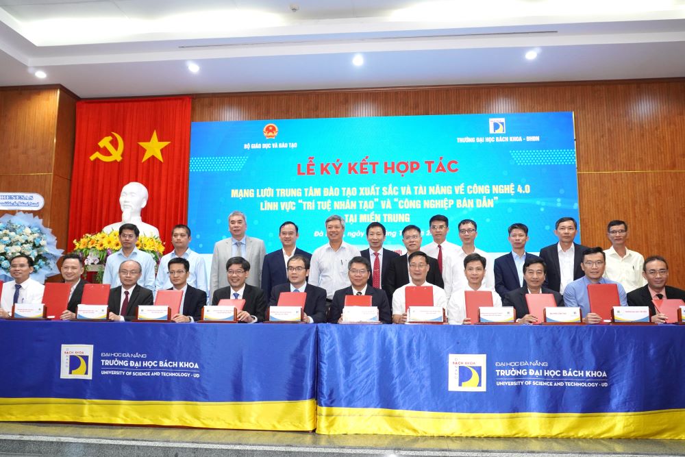 Le ky ket hop tac Mang luoi trung tam dao tao xuat sac va tai nang ve cong nghe 4.0 linh vuc “Tri tue nhan tao” va “Cong nghiep ban dan” tai mien Trung. Anh: Tran Thi