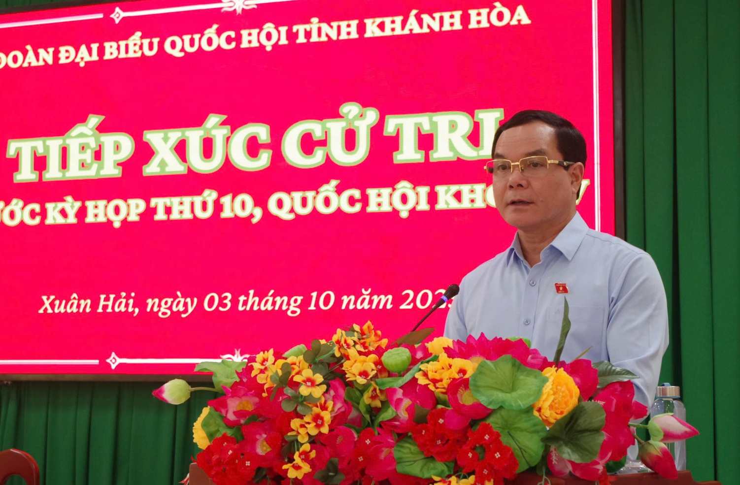 Mr. Nguyen Dinh Khang - Member of the Party Central Committee, Vice Chairman of the Central Committee of the Vietnam Fatherland Front, President of the Vietnam General Confederation of Labor met with voters in Khanh Hoa. Photo: Phuong Linh