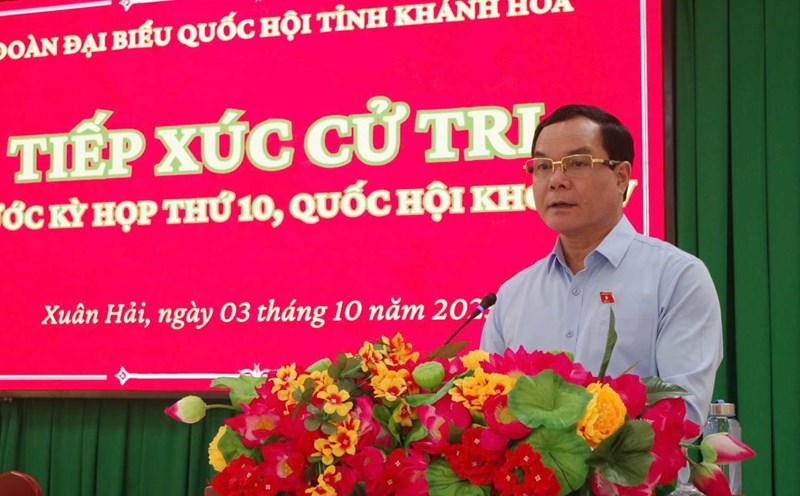 Mr. Nguyen Dinh Khang - Member of the Party Central Committee, Vice Chairman of the Central Committee of the Vietnam Fatherland Front, President of the Vietnam General Confederation of Labor met with voters in Khanh Hoa. Photo: Phuong Linh