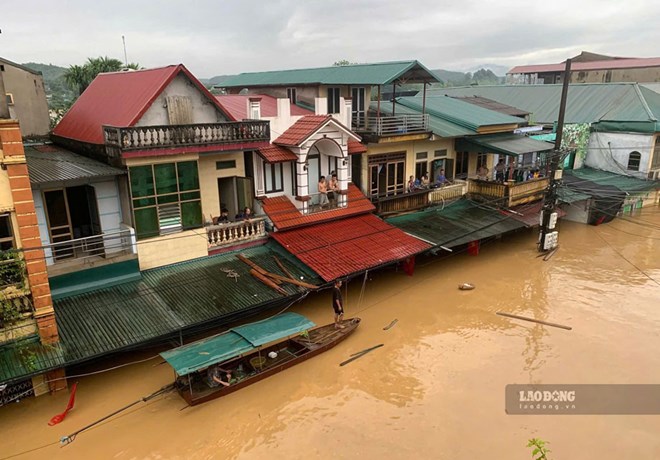Due to the impact of storm No. 10, many areas in Lao Cai have heavy rain causing deep flooding, flash floods and landslides. Photo: Van Duc
