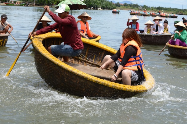 Du khach thich thu trai nghiem lac thung tai rung dua Cam Thanh, Hoi An. Anh: Nguyen Hoang