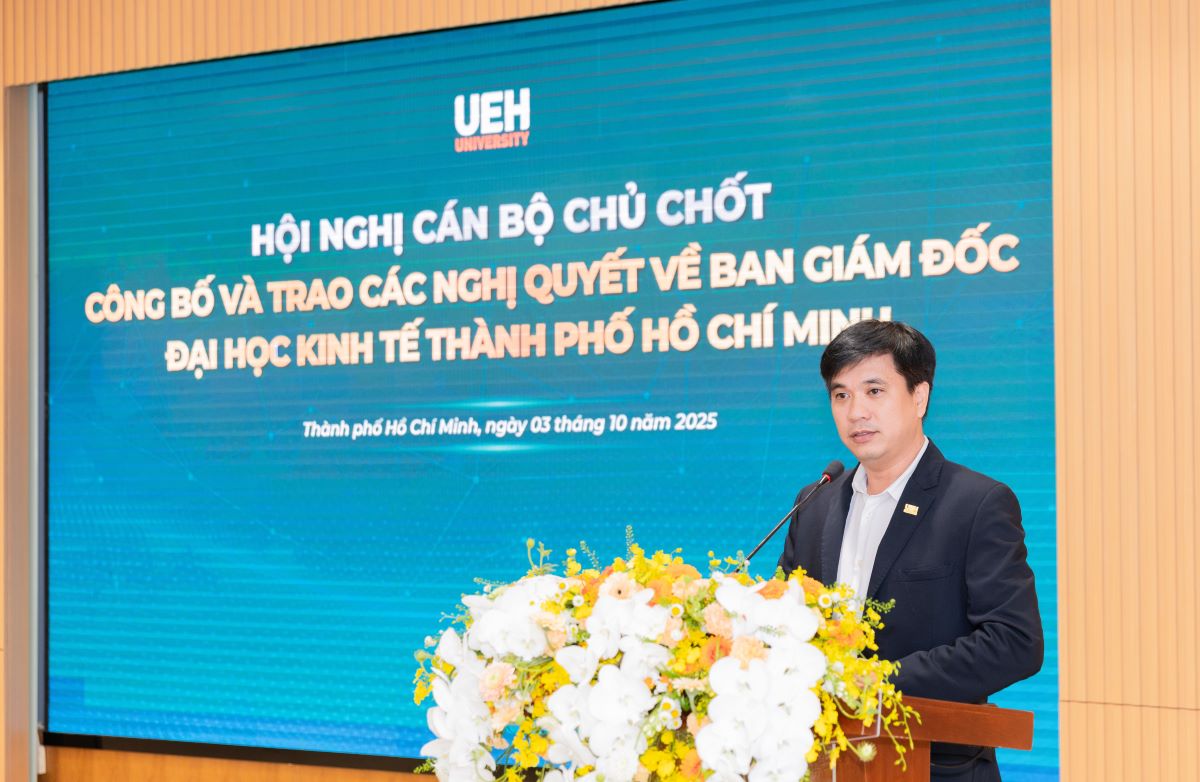 El profesor asociado y doctor Bui Quang Hung es asignado para dirigir la Universidad de Economia de la ciudad de Ho Chi Minh. Foto: Escuela