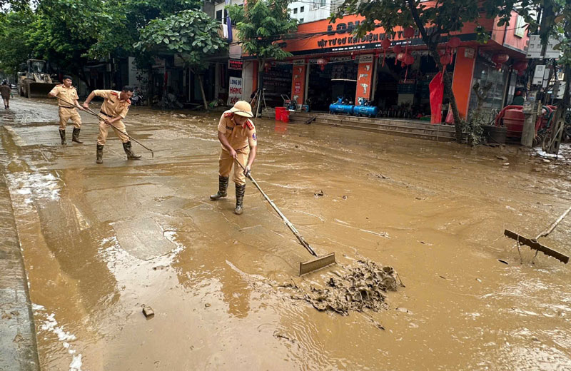 Phong CSGT Cong an tinh Lao Cai huy dong 230 can bo, chien sy tham gia giup dan ra khoi vung lu. Sau khi nuoc rut, luc luong da chia ra moi diem khoang 20 can bo chien sy giup dan khac phuc hau qua bao lu.  