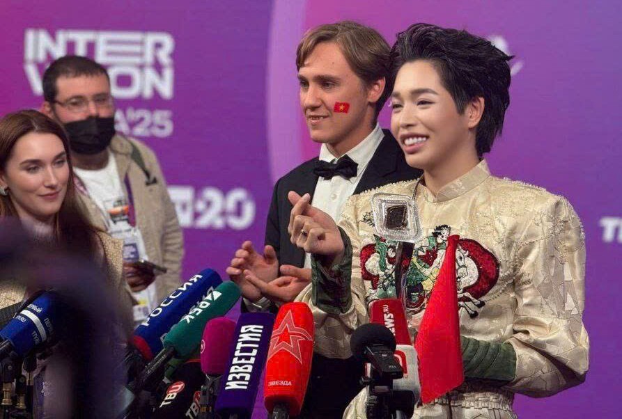 Mr. Mikhail Osin translated for singer Duc Phuc right after the final night of the " Intervision 2025" contest. Photo: Character provided