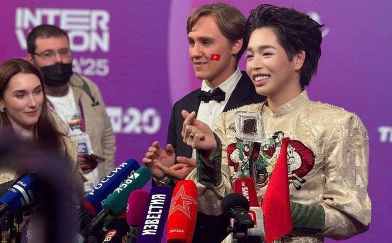 Mr. Mikhail Osin translated for singer Duc Phuc right after the final night of the " Intervision 2025" contest. Photo: Character provided