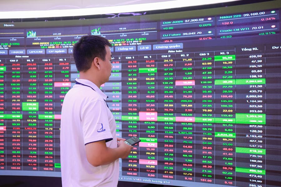 株式市場は力強く台頭しており、銀行信用と並行して重要な資金調達チャネルとなっています。写真:ハイ・グエン