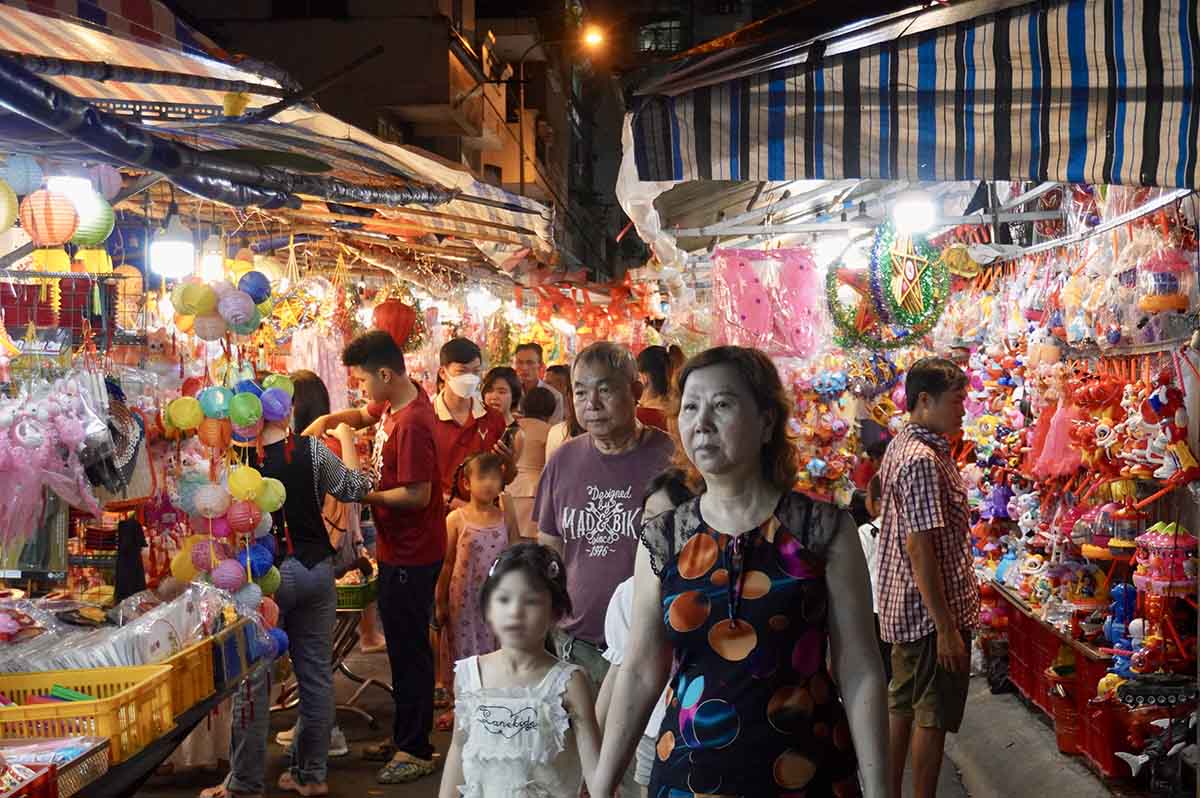 Nhung ngay can Ram thang Tam, con pho Luong Nhu Hoc o TPHCM lai ruc ro sac mau va dong nghit nguoi. Nhieu mau long den giay kieng, tu truyen thong den cach tan, duoc bay ban noi dai ca tuyen duong, thu hut dong nguoi dan va du khach den tham quan, mua sam va chup hinh.