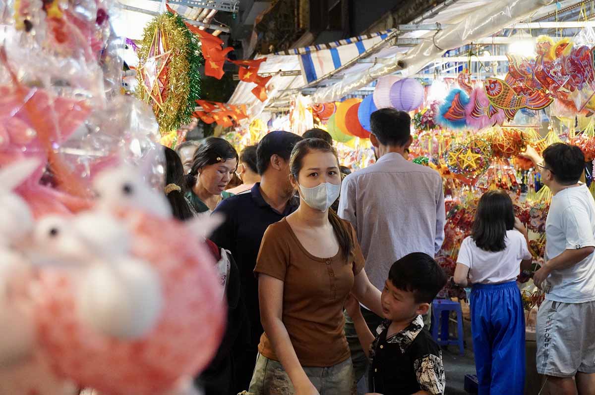 Khong chi dung lai o viec ruoc den, mua qua Trung thu, nhieu nguoi dan, nhat la cac ban tre con xem day la dip de goi lai ky niem tuoi tho. Dong thoi, lan toa tinh than yeu nuoc qua nhung dieu nho be.