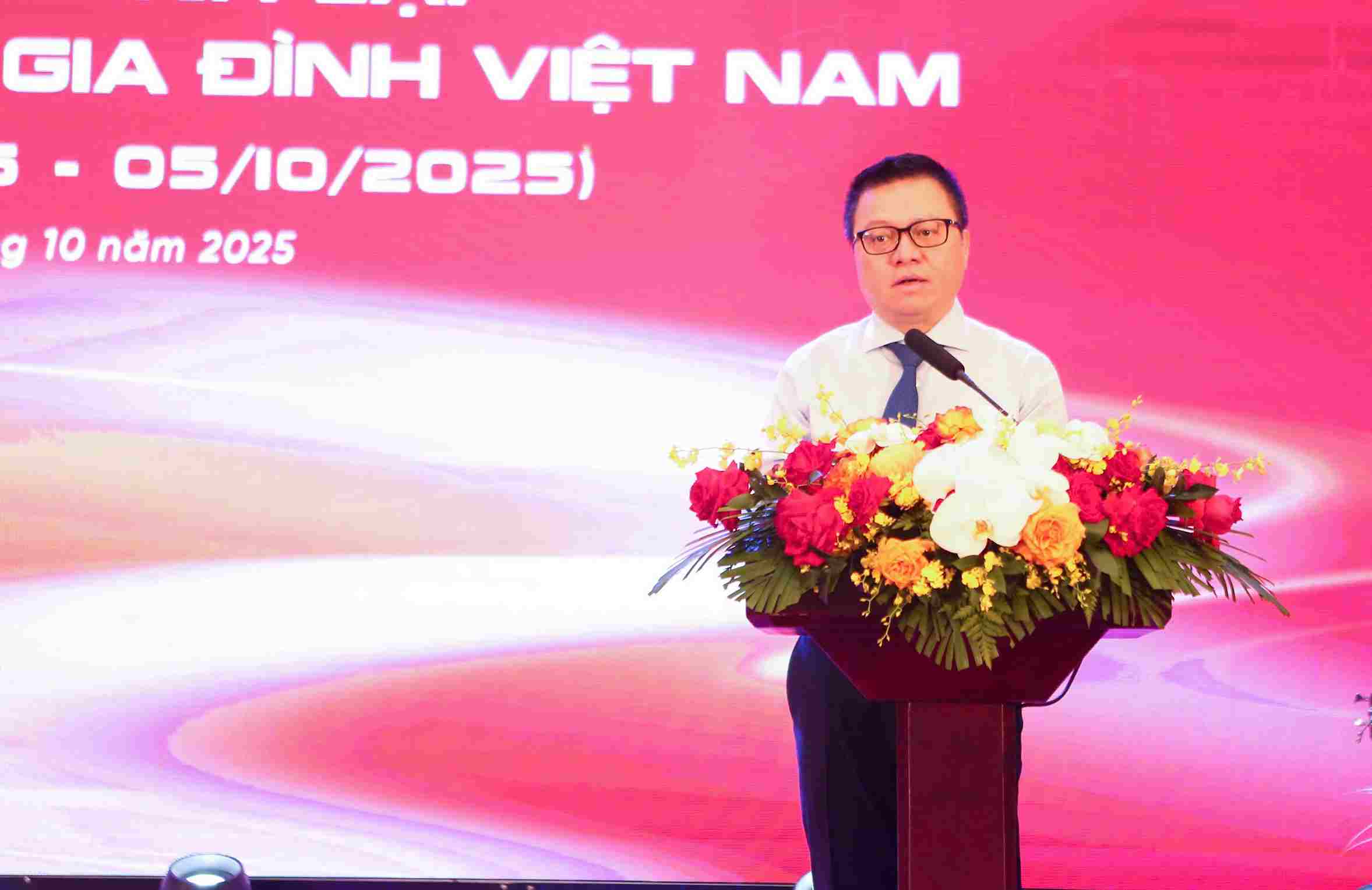 Nha bao Le Quoc Minh - Uy vien Trung uong Dang, Pho Truong Ban Tuyen giao va Dan van Trung uong, Chu tich Hoi Nha bao Viet Nam, Tong Bien tap Bao Nhan Dan gui loi chuc toi Tap chi Gia dinh Viet Nam tai buoi ky niem. Anh: BTC