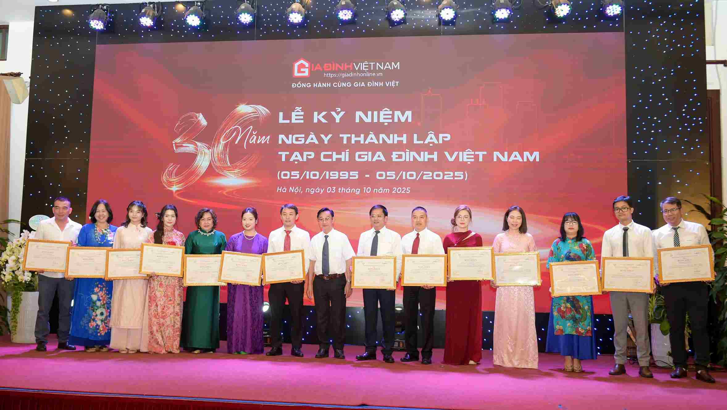 Tai buoi le, nhieu tap the va ca nhan co thanh tich xuat sac, gan bo voi Tap chi Gia dinh Viet Nam trong nhung nam qua da duoc tuyen duong, khen thuong. Anh: BTC  