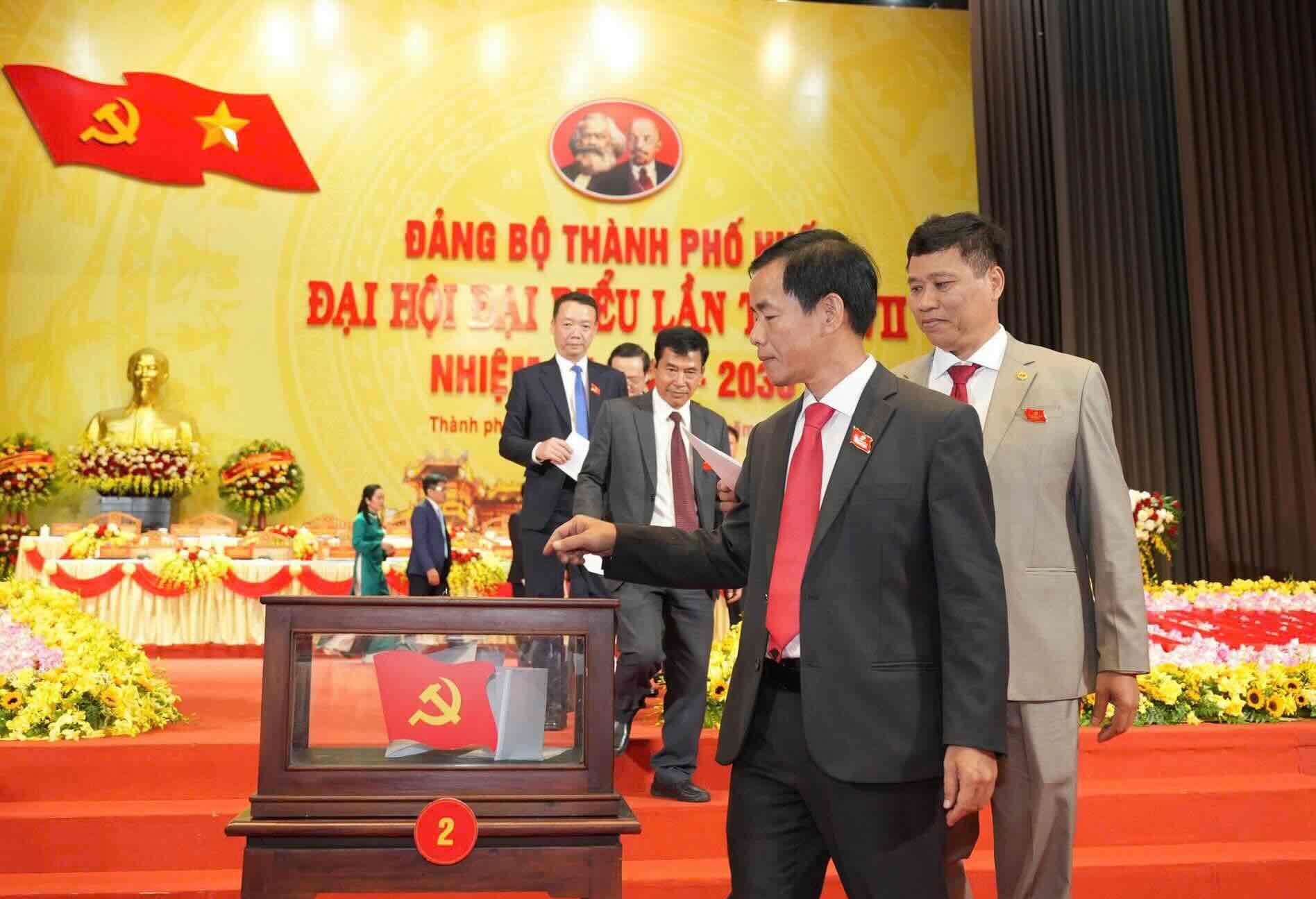 Delegates voted at the congress. Photo: Le Dinh Hoang.