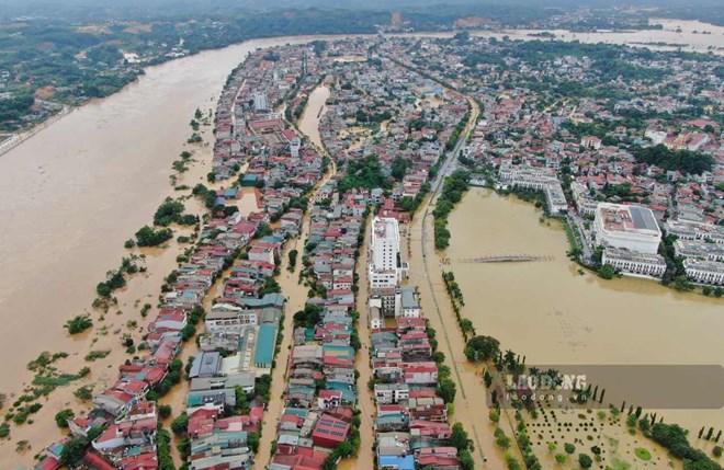 Due to the impact of storm No. 10, Yen Bai ward, Lao Cai province was deeply submerged in water. Photo: Van Duc.