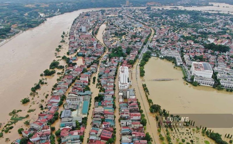 Due to the impact of storm No. 10, Yen Bai ward, Lao Cai province was deeply submerged in water. Photo: Van Duc.
