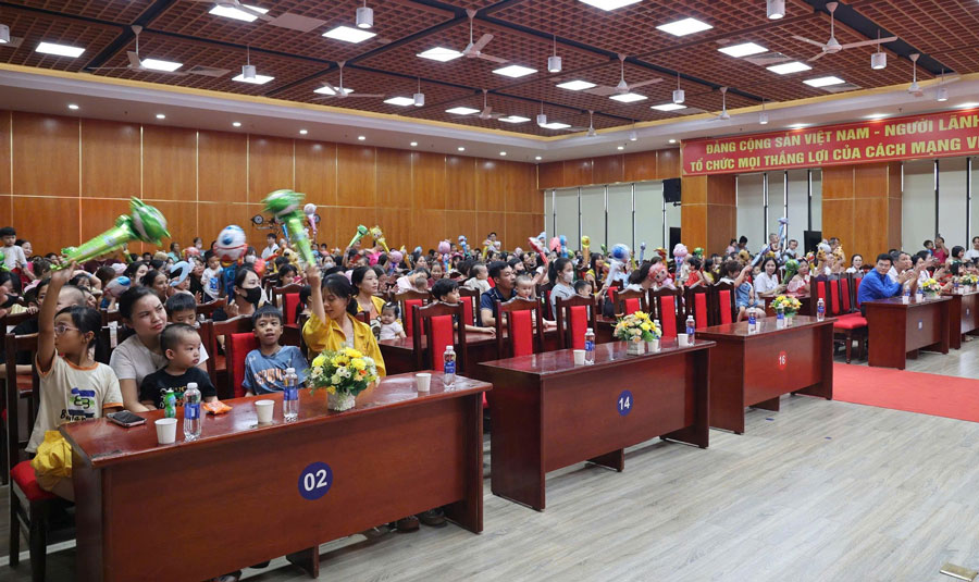 Am ap chuong trinh “Trung thu yeu thuong 2025” tai Phu Tho. Anh: An Vi
