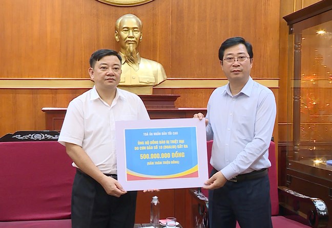Ong Cao Xuan Thao, Uy vien Doan Chu tich, Truong ban Cong tac xa hoi Co quan Uy ban Trung uong MTTQ Viet Nam tiep nhan ung ho tu Toa an nhan dan toi cao. Anh: Minh Hien 