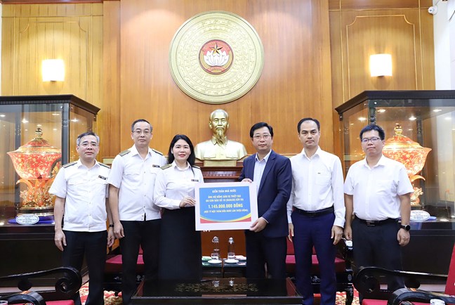 El Sr. Cao Xuan Thao miembro de la Delegacion Presidente del Comite de Trabajo Social de la Agencia del Comite Central del Frente de la Patria de Vietnam recibe apoyo de la Auditoria Estatal. Foto: Minh Hien