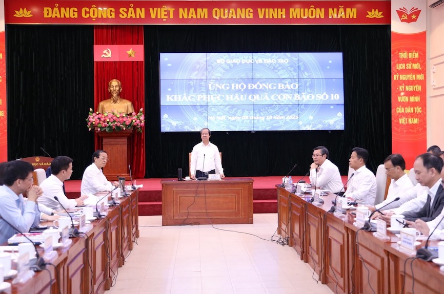 Bo Giao duc va Dao tao (GDDT), Cong doan Giao duc Viet Nam to chuc le phat dong nganh Giao duc ung ho dong bao bi thiet hai do con bao so 10 gay ra. Anh: Nguyen Manh