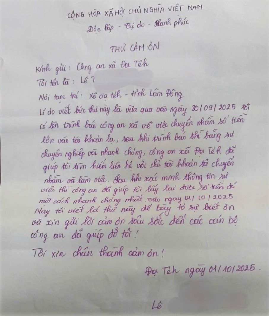 La gente envia cartas de agradecimiento a la policia de la comuna de Da Teh despues de recibir apoyo para recuperar el dinero que habia transferido por error. Foto: Phuc Khanh