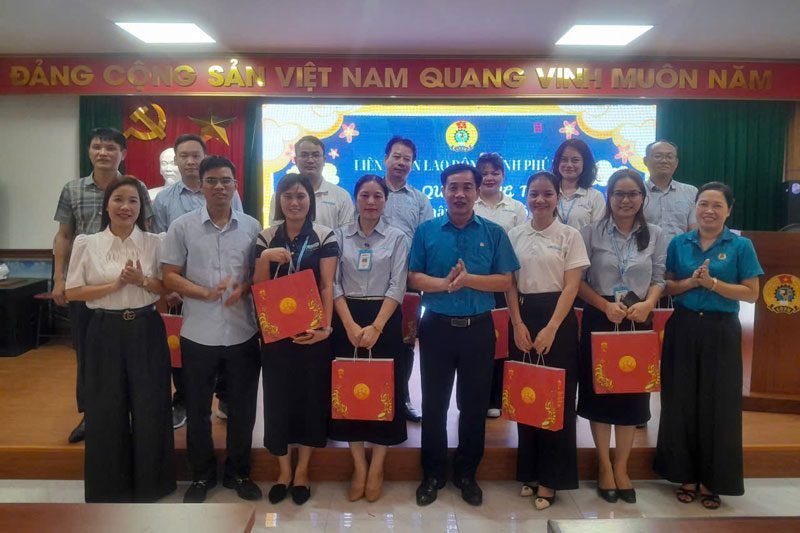 Leaders of the Phu Tho Industrial Park Trade Union presented gifts to workers of Minda Company. Photo: Phu Tho Trade Union