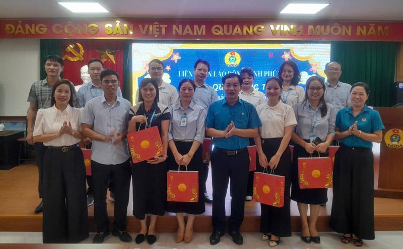 Leaders of the Phu Tho Industrial Park Trade Union presented gifts to workers of Minda Company. Photo: Phu Tho Trade Union