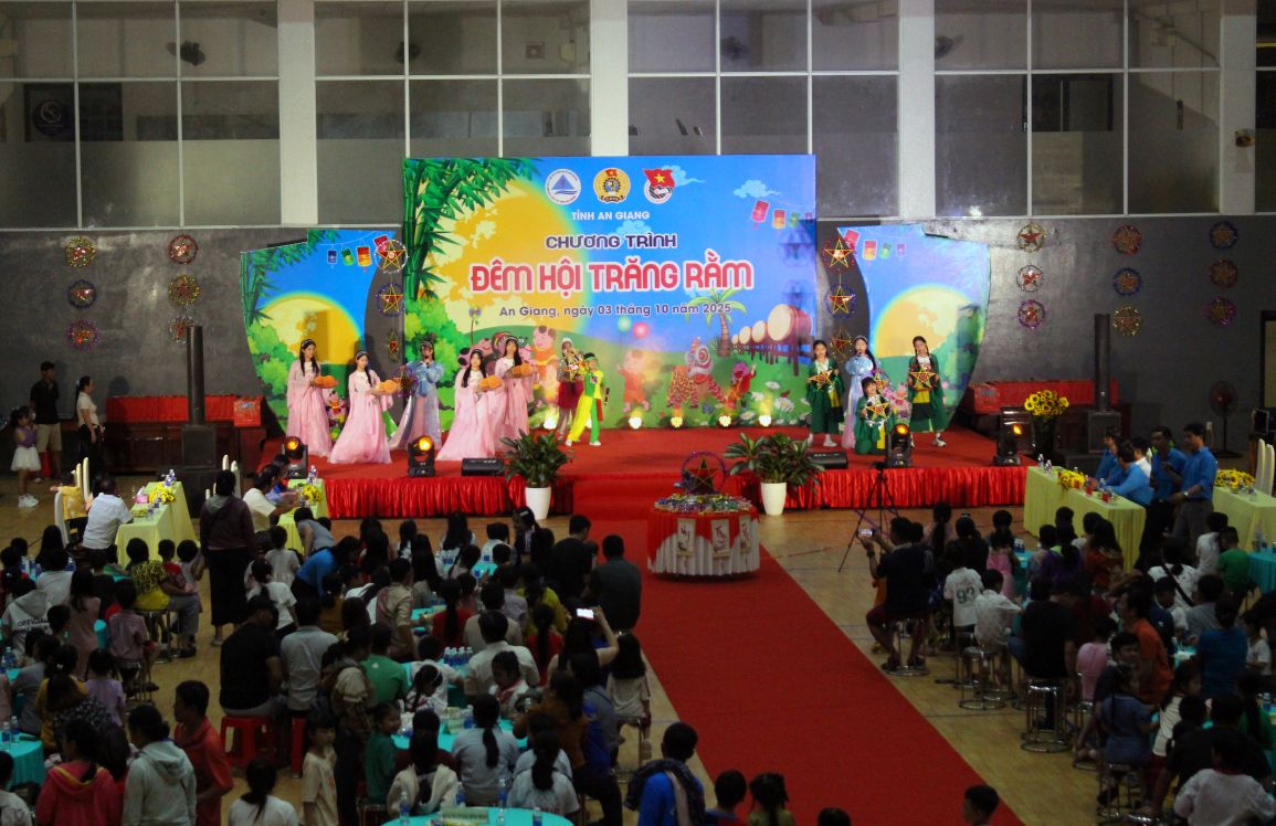 Quang canh chuong trinh Dem hoi trang ram tai Nha van hoa lao dong tinh An Giang. Anh: Thanh Mai