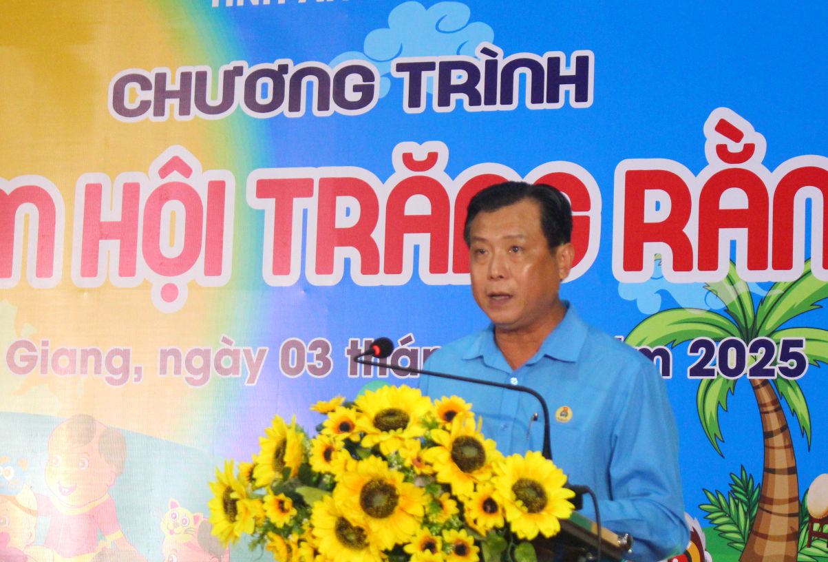 Ong Nguyen Nhat Tien - Pho Chu tich LDLD tinh, Truong Ban Cong tac Cong doan tinh phat bieu. Anh: Thanh Mai