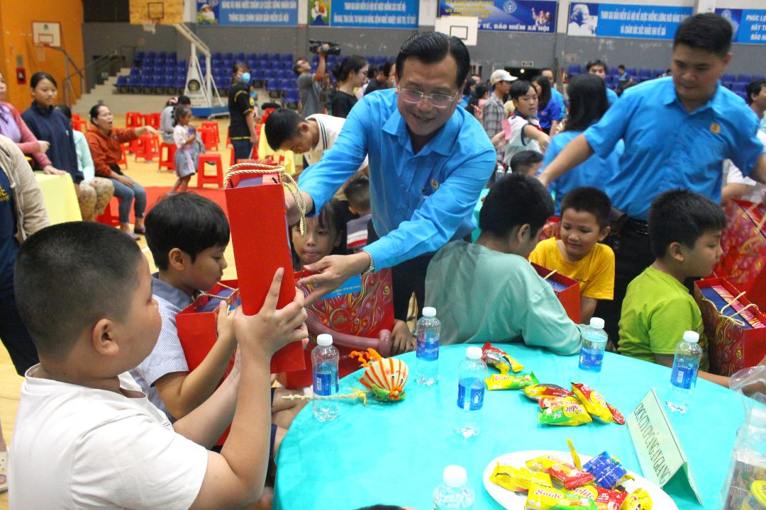 Sau do tung thanh vien dai dien lanh dao den tan tung ban, phat qua tan tay cho cac chau. Anh: Thanh Mai