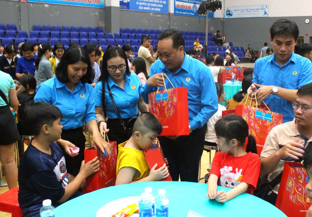 Pham Van Dang (thu 2 tu phai sang) Pho Chu tich LDLD tinh An Giang phat qua cho cac chau. Anh: Thanh Mai