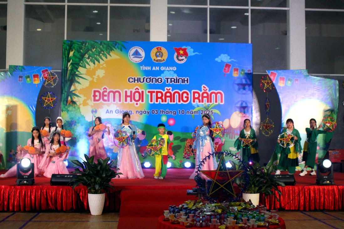 Sinh hoat van nghe tai Chuong trinh Dem hoi trang ram. Anh: Thanh Mai