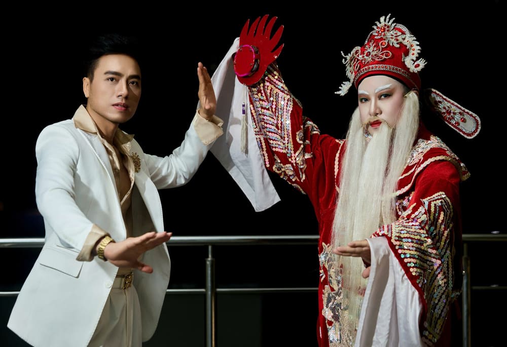 Singer Duong Quoc Hung took a special photo shoot on the anniversary of his death in the Stage Art School. Photo: Character provided