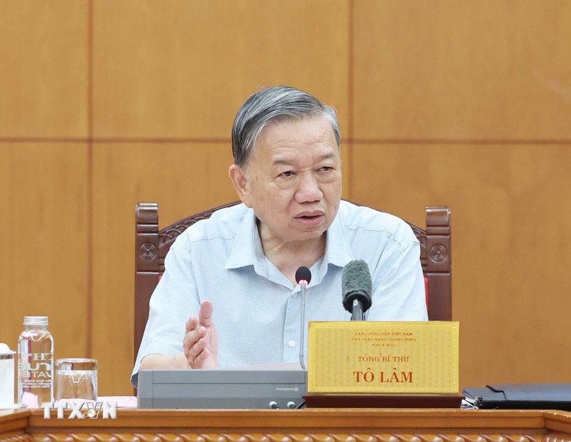 The General Secretary stated that the Politburo requires localities to arrange and assign enough professional staff before October 15, 2025. Photo: VNA