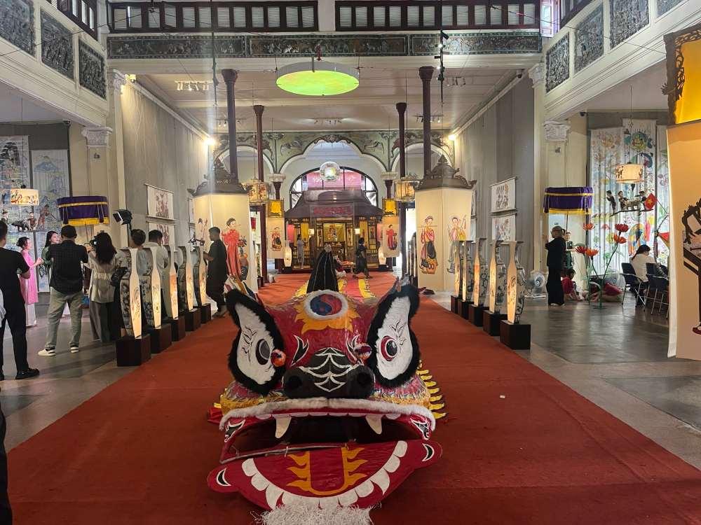 Hanh trinh mo dau bang trai nghiem Khong gian bich hoa Pho Phung Hung, Hang Vai, Hang Ca trong tiet troi thu; thuong thuc “bua sang Ha Noi” voi pho bo Khoi Hoi, ca phe Nhi - nhung huong vi gan lien voi doi song do thi co. Phien livestream cung dua nguoi xem den Dinh Nam Huong, Den Bach Ma, Dinh Kim Ngan va Trung tam Van hoa Nghe thuat 22 Hang Buom - dia chi luu giu tinh hoa nghe thu cong truyen thong.