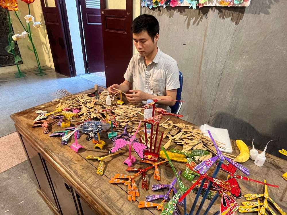 Nghe nhan lam chuon chuon tre.