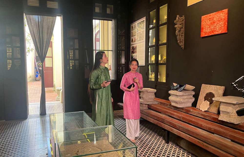 Ba Nguyen Hong Trang cho biet them, vua qua, phuong Hoan Kiem da phoi hop voi Quy Bao ton Di san Van hoa Viet Nam va TikTok Viet Nam lap 3 kenh Tiktok rieng. Cac kenh duoc thanh lap voi tinh than mong muon lan toa gia tri van hoa trong viec phat trien con nguoi, dong thoi gop phan thuc day kinh te - xa hoi cua dia phuong.