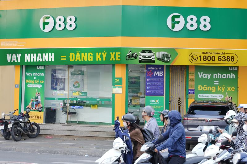 Ben canh do, F88 quyet dinh xoa toan bo khoan no doi voi nhung khach hang khong may qua doi, hoac co nguoi than la vo hoac chong khong may qua doi vi con bao Bualoi. Anh: F88