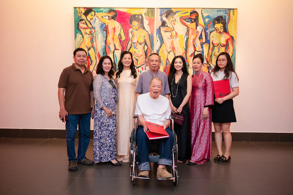 Nhieu ban be dong nghiep den chuc mung hoa si Do Son. Anh: Nhan vat cung cap