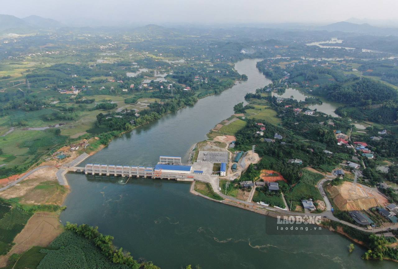 Nguoi dan cho rang 2 nam tro lai day, viec mua lon, thuy dien xa lu manh khien khu vuc ha luu ngap sau, ngap lau. Anh: Van Duc