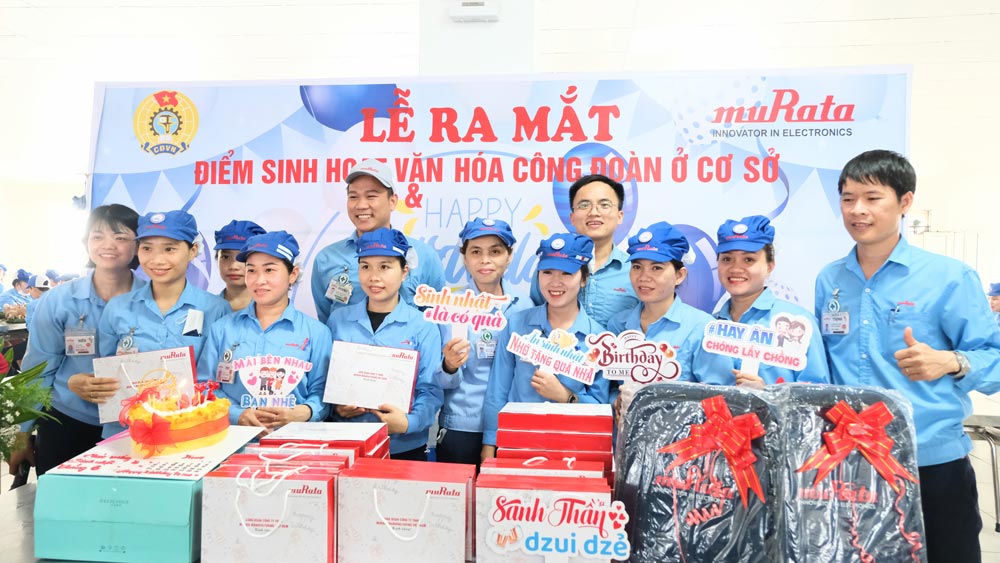 Lancement du 'Point d'activite culturelle syndicale' a la societe Murata Manufacturing Vietnam Co. Ltd. (zone industrielle de Hoa Khanh Da Nang). Photo : Van Luan