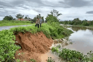 Glissements de terrain profonds dans les zones residentielles et les routes a Quang Tri. Photo : Hung Tho