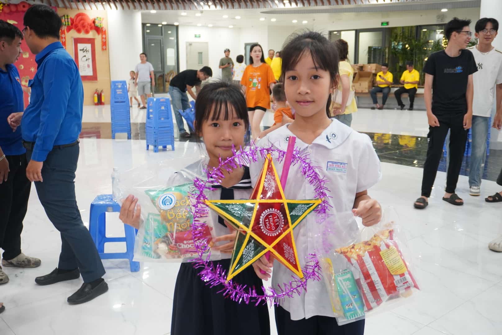 Mas de 400 niños participan en la “Noche de luna llena - Manos de amor” en Da Nang. Foto: Tran Thi
