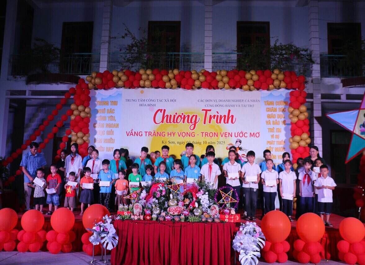 90 regalos de Tet Trung thu para niños necesitados en Phu Tho en el programa 'Vang Trang Hy Vong - Tron Ven Uoc Mo'. Foto: Yen San