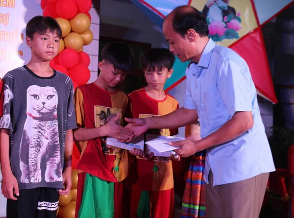 Ong Bui Duc Minh - Giam doc Trung tam Cong tac xa hoi Hoa Binh (Thua uy quyen cua Mat tran To quoc Viet Nam tinh Phu Tho) trao qua Tet Trung thu cho cac em nho co hoan canh dac biet kho khan. Anh: Yen San