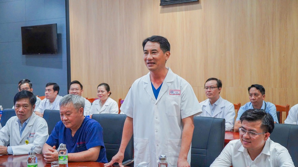 Dr. Le Duc Nhan, Director of Da Nang Hospital, shares about the first liver transplant. Photo: Xuan Quynh