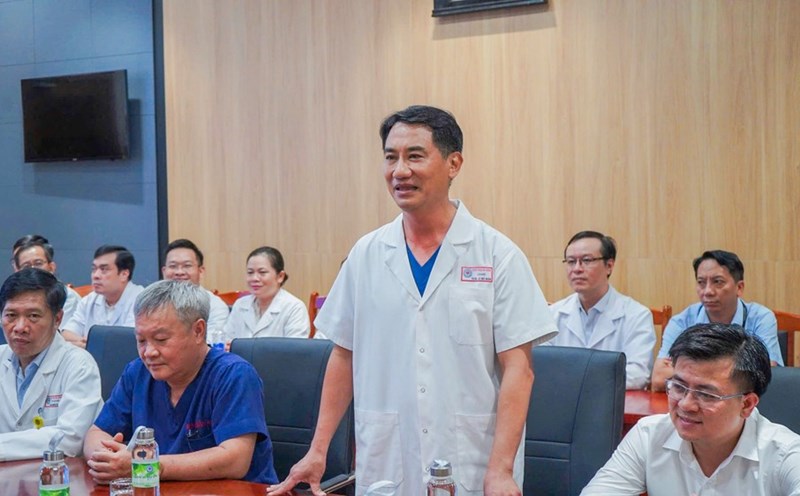 Dr. Le Duc Nhan, Director of Da Nang Hospital, shares about the first liver transplant. Photo: Xuan Quynh